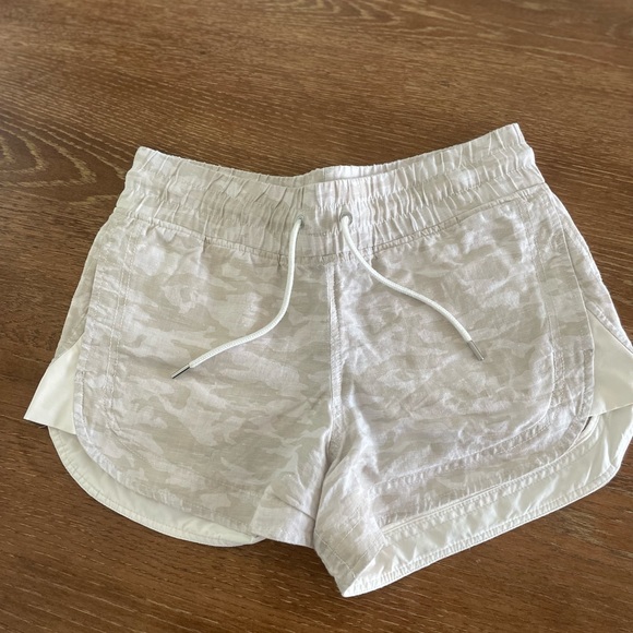 Athleta Cabo Tide Linen shorts - Picture 2 of 5